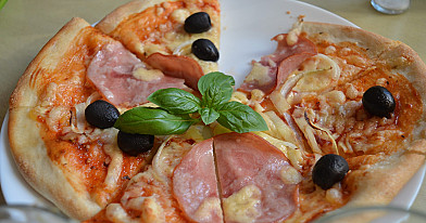 Klasikinė pica su kumpiu ir sūriu