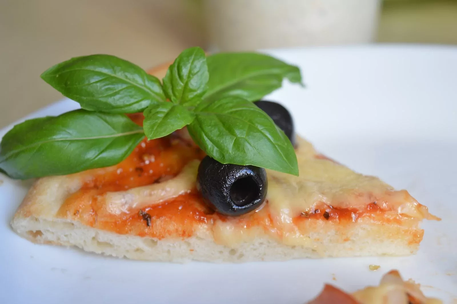 Klasikinė pica su kumpiu ir sūriu