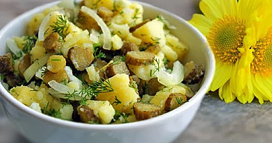 Насыщенный картофельный салат с маринованными огурцами