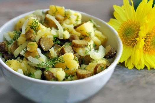 Насыщенный картофельный салат с маринованными огурцами