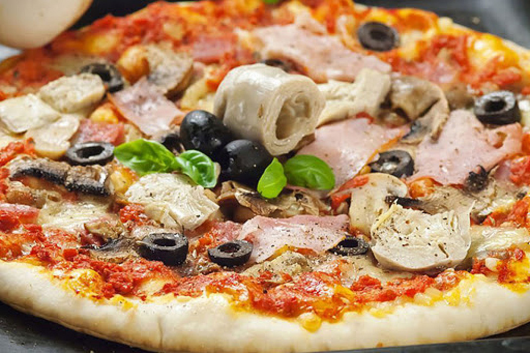 Пицца Капричоза (Pizza Capricciosa) с ветчиной, шампиньонами, артишоками, оливками и сыром