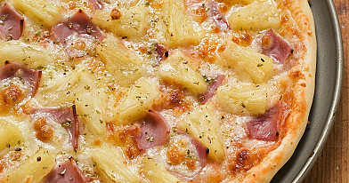 Гавайская пицца с ананасом, ветчиной и сыром