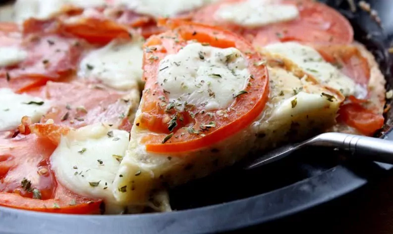 Vezuvijaus pica - greita pica su mozzarella, pomidorais ir vytintu kumpiu