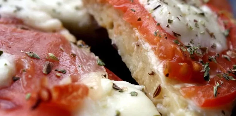 Vezuvijaus pica - greita pica su mozzarella, pomidorais ir vytintu kumpiu