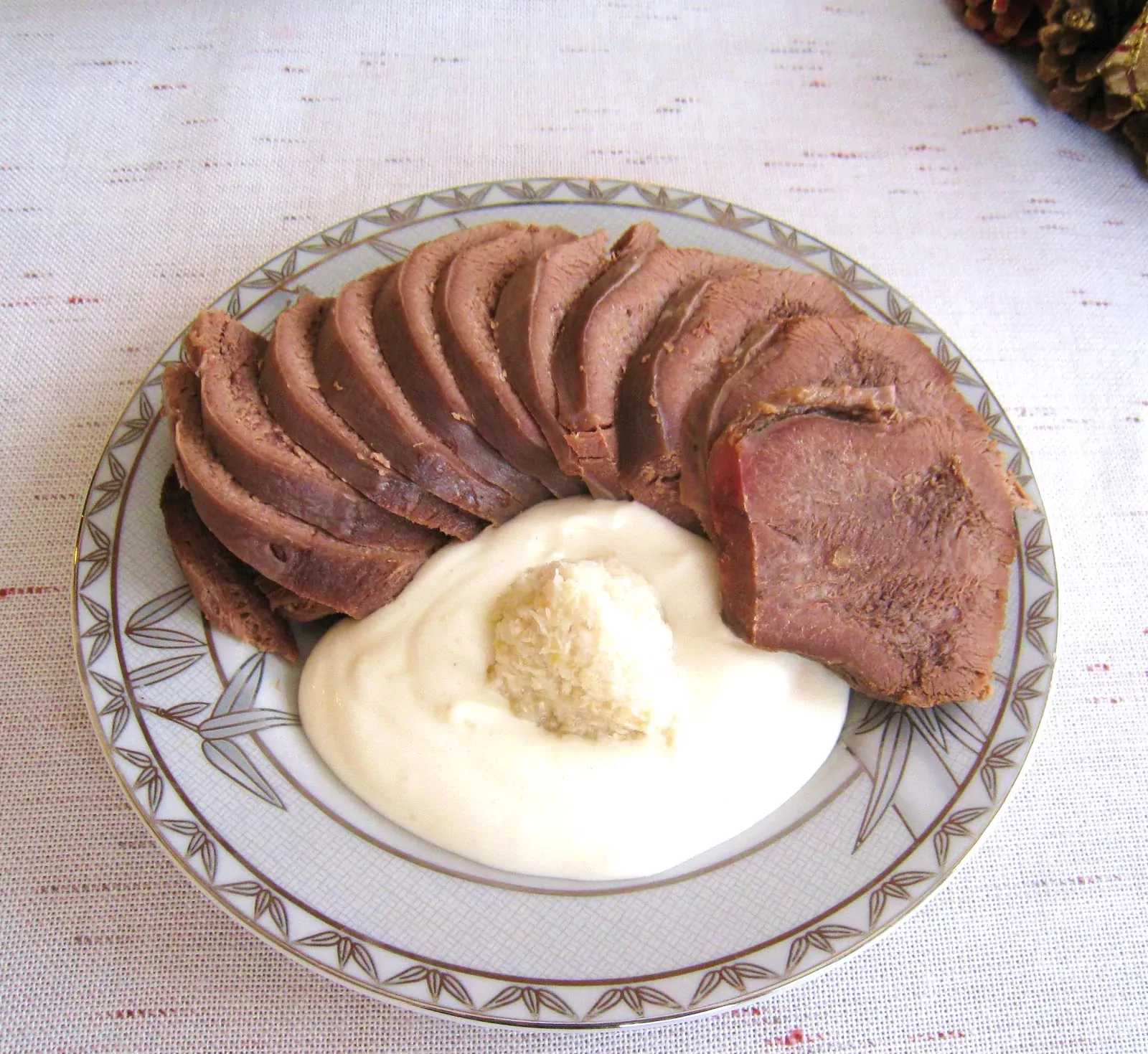 Virtas uošvės liežuvis su krienų ir majonezo padažu