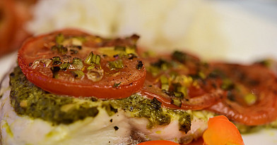 Žuvis: Amūras su pesto ir pomidorais, kepta orkaitėje