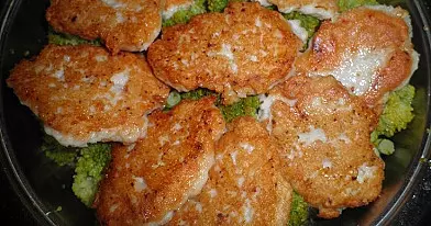 Vištienos faršo kepsneliai su brokoliais