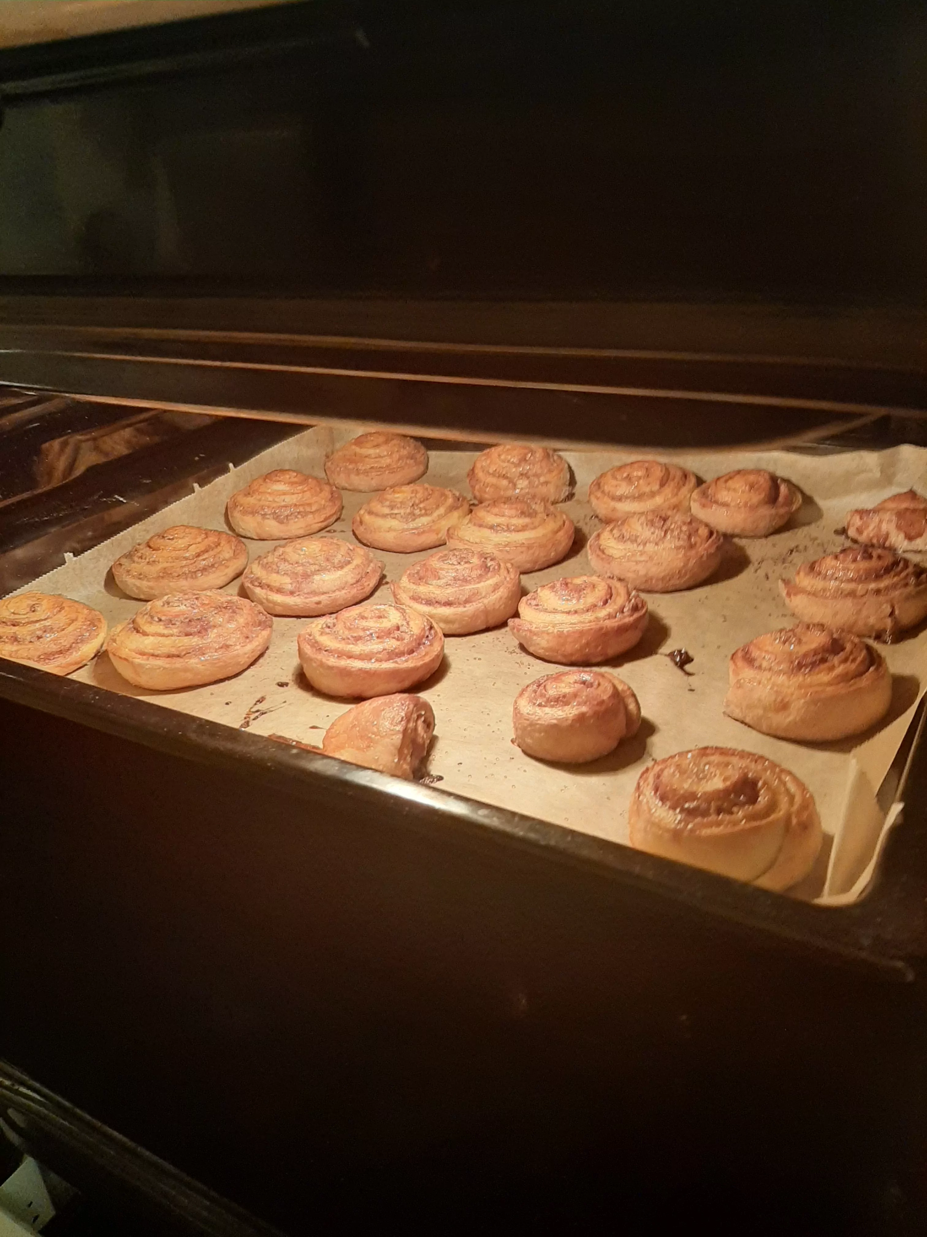 Mielinės bandelės su cinamonu, graikiniais riešutais ir džiovintais obuoliais