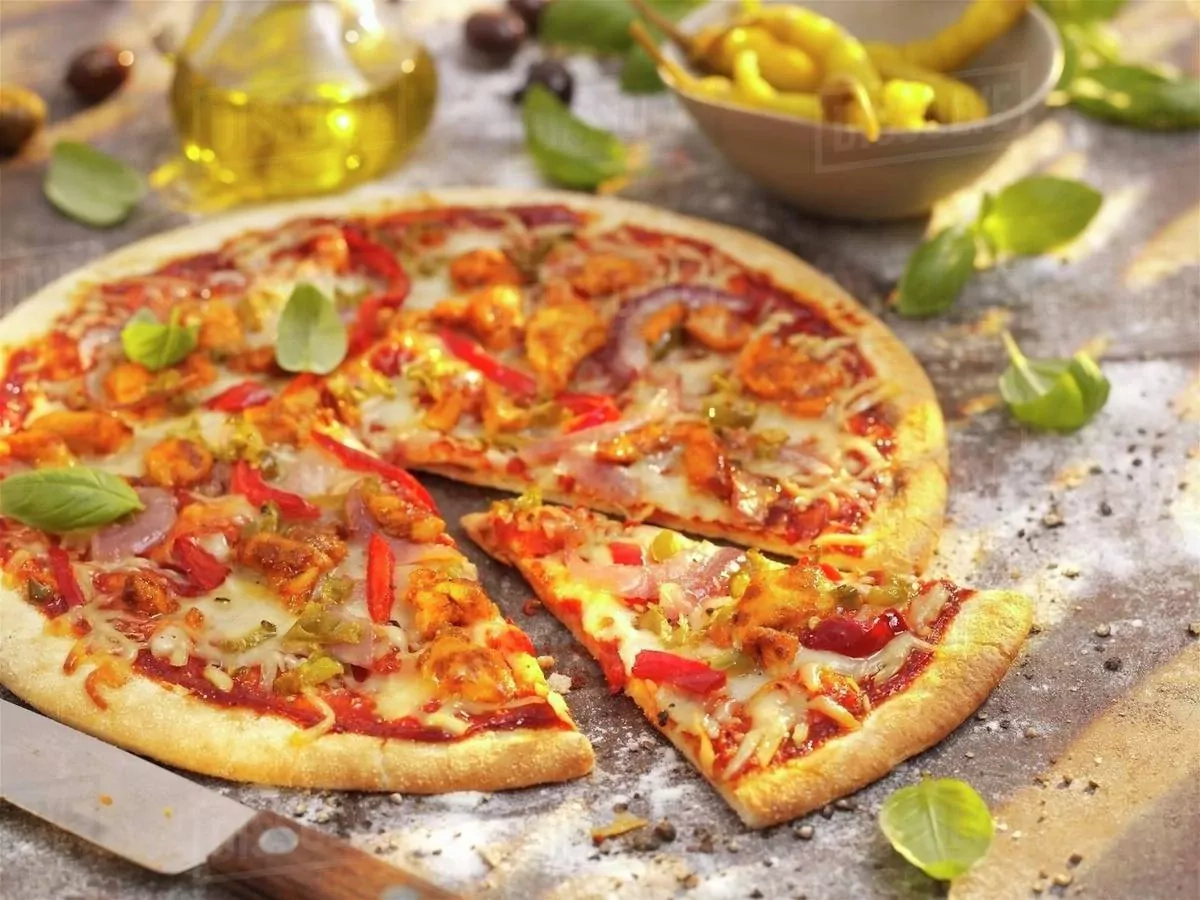 Piri piri pica su vištiena, pesto padažu ir bazilikais (kepta orkaitėje)