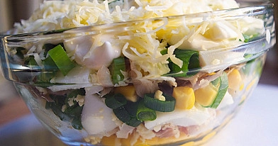 Konservuotų kukurūzų salotos su rūkyta žuvimi, virtais kiaušiniais ir sūriu