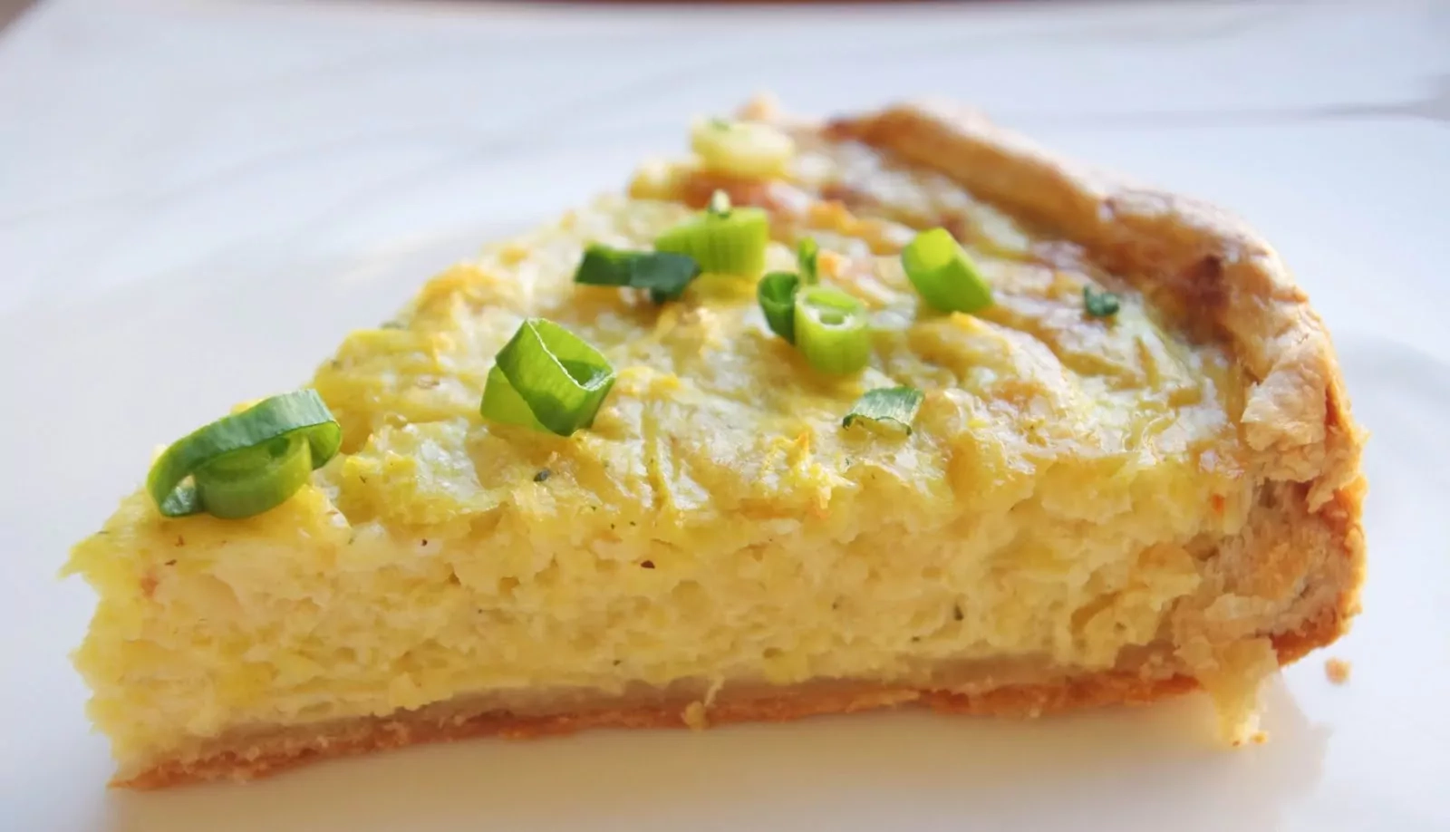 Nesaldi vegetariška sluoksniuotos tešlos cukinijų tarta - pyragas su sūriu