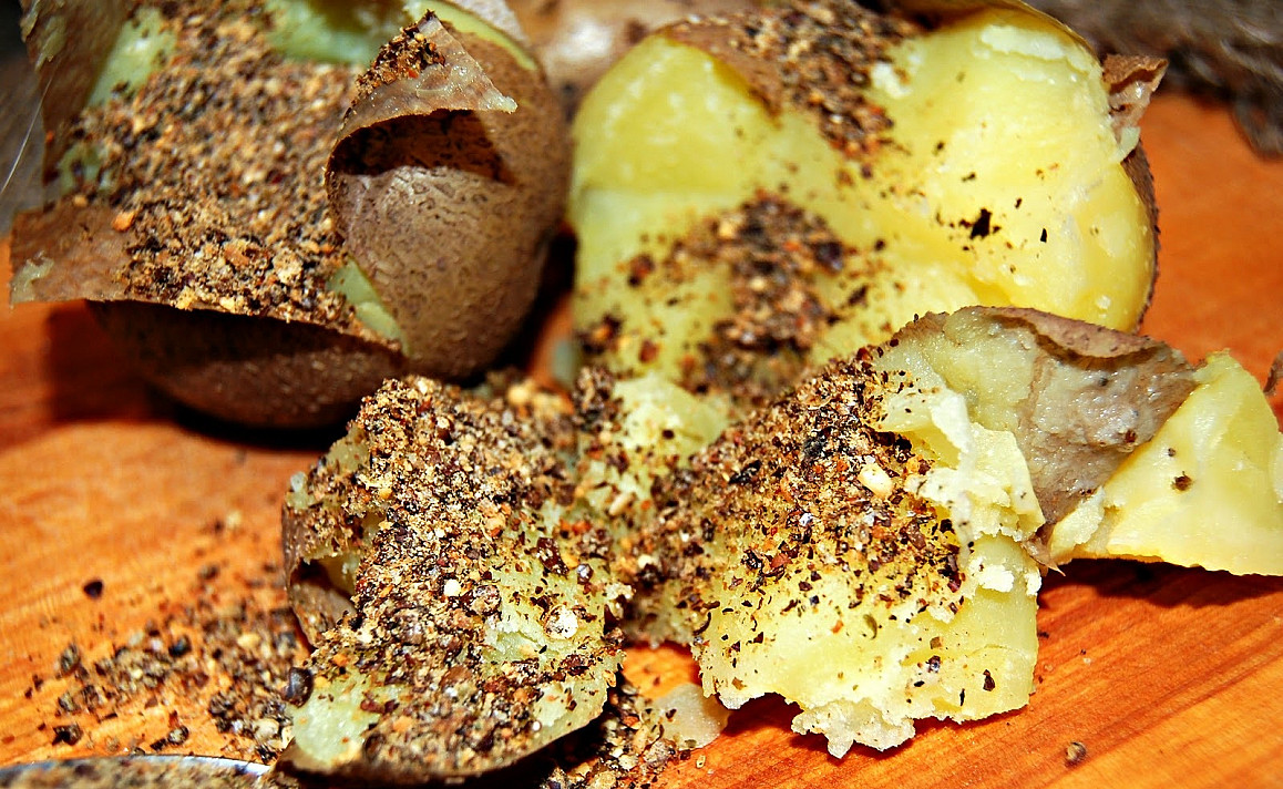 Kanapynė - karštos su lupena virtos bulvės su kanapių sėklomis