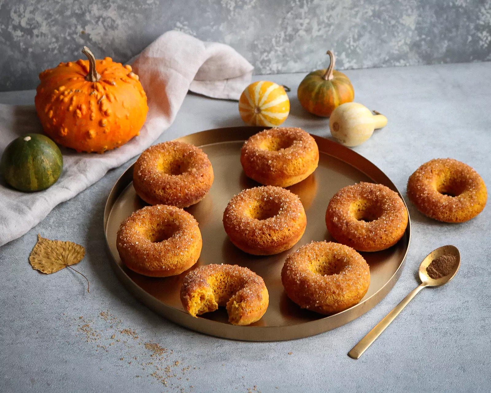 Moliūginės spurgos, keptos orkaitėje (be gliuteno) - Amerikietiškų donuts receptas