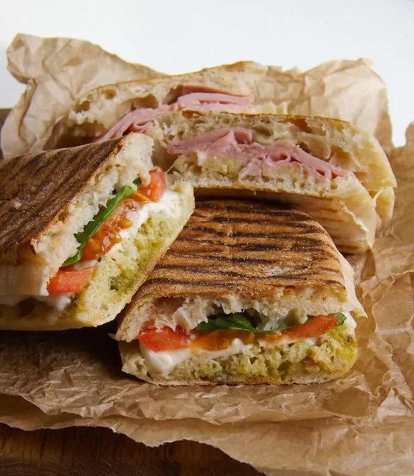 Panini sumuštiniai su kumpiu ir sūriu / mocarela pesto ir pomidorais