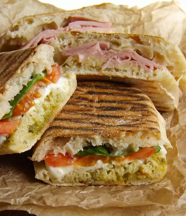 Panini sumuštiniai su kumpiu ir sūriu / mocarela pesto ir pomidorais