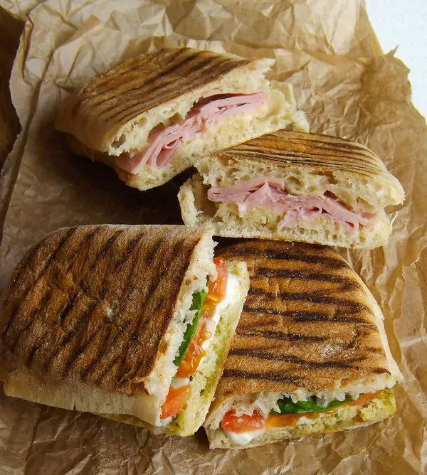 Панини с ветчиной и сыром / моцареллой, соусом песто и помидорами