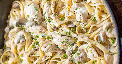 Fettuccine makaronai su vištiena ir baltu padažu