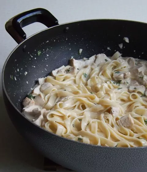 Fettuccine makaronai su vištiena ir baltu padažu