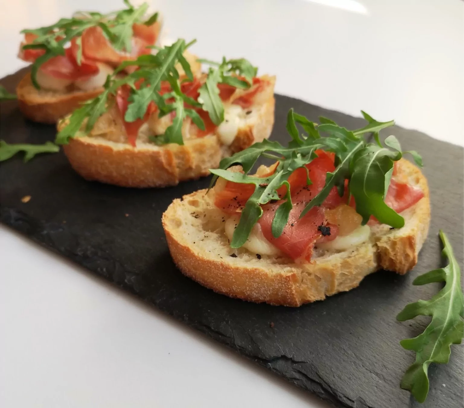 Brusketa - Bruschetta su kumpiu ir mocarella