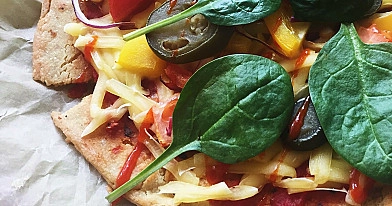 Avinžirnių miltų veganiška pica be gliuteno su tobulu picos padažu