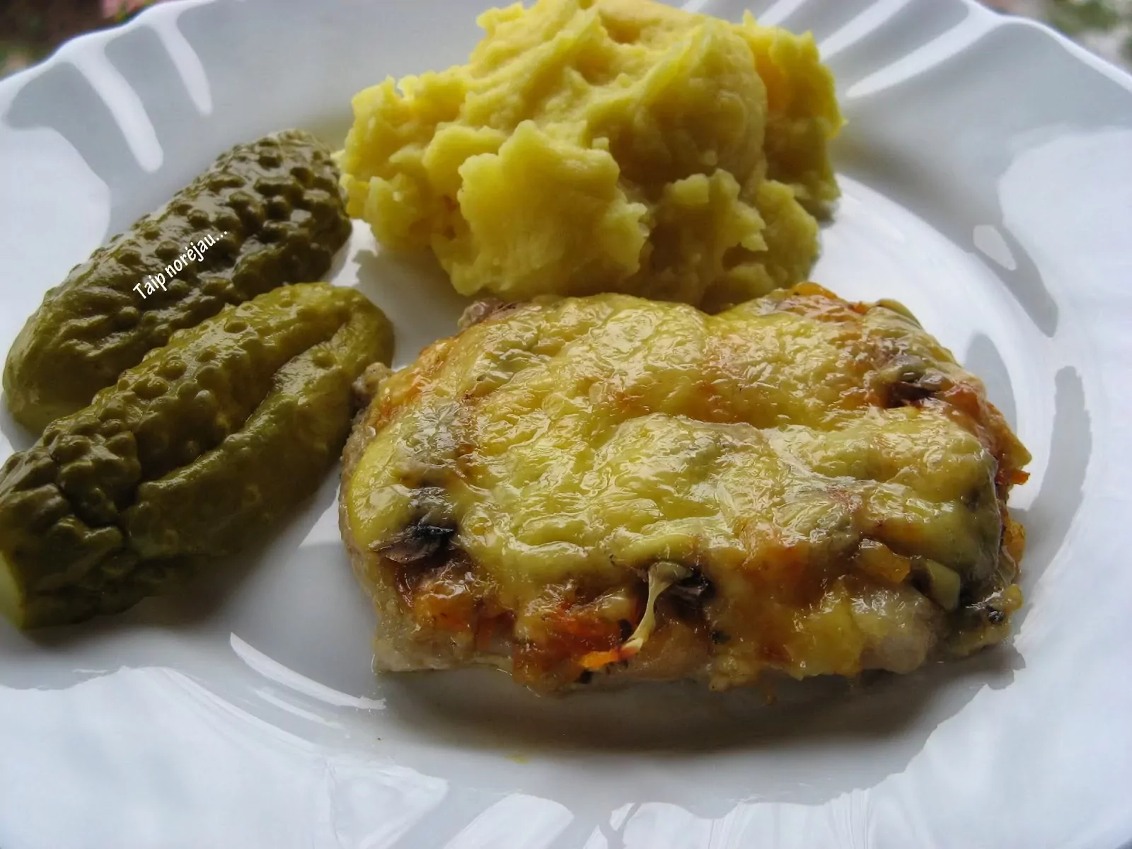 Kiaulienos nugarinės kepsneliai, užkepti daržovėmis ir sūriu (orkaitėje)