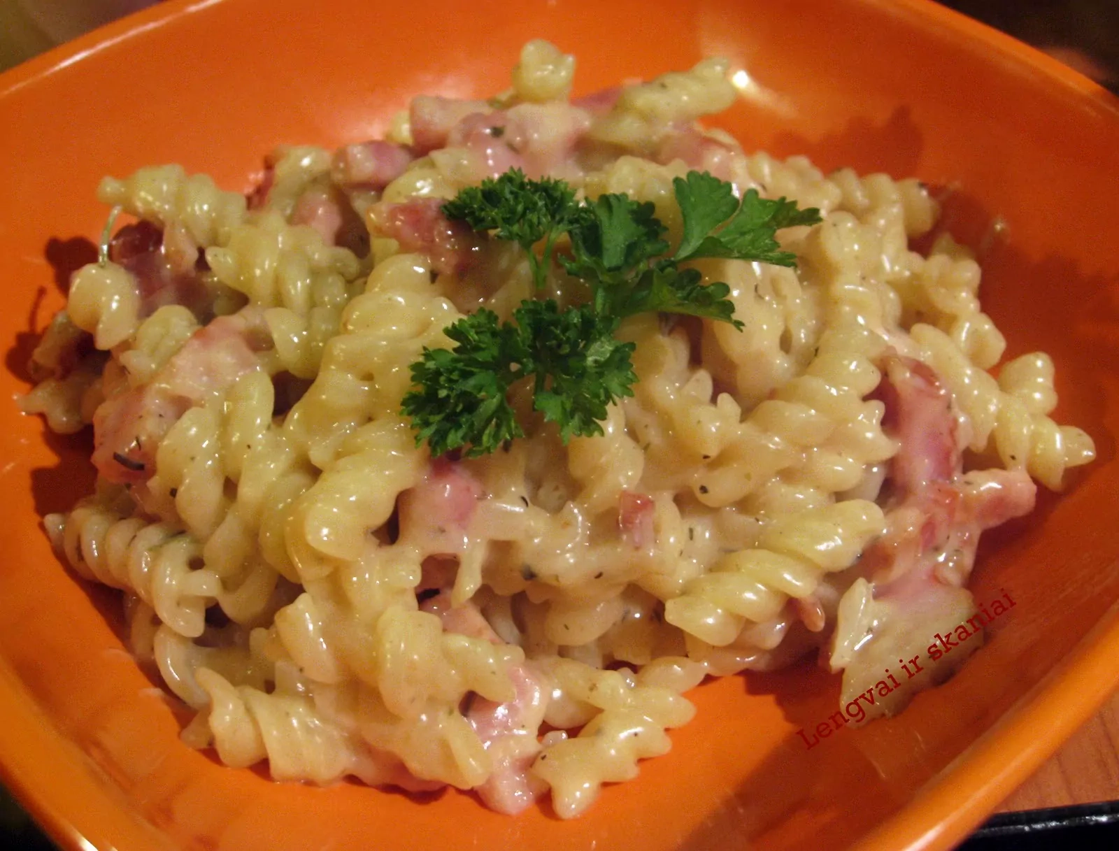 Makaronai su šonine ir kiaušiniais "A la carbonara"