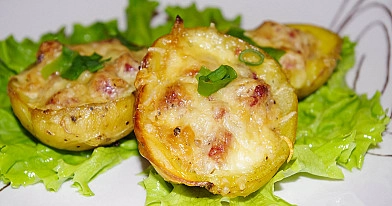 Įdarytos bulvės su dešra, svogūnais, kiaušiniais ir sūriu