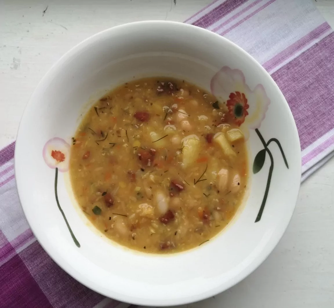 Soti spintelės sriuba su lęšiais, bulvėmis ir rūkyta šonine pagal Beatą