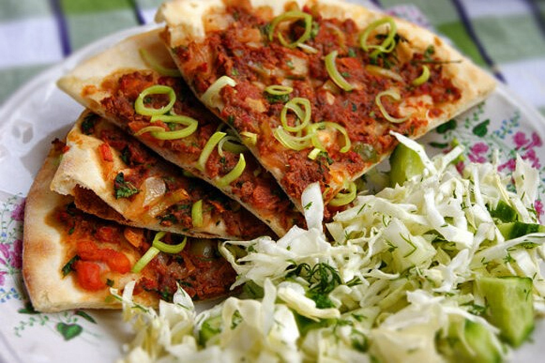 Лахмаджун - турецкая пицца, которую можно очень легко приготовить