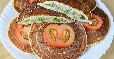 Kefyriniai blynai su pievagrybių, sūrio ir svogūnų laiškų įdaru