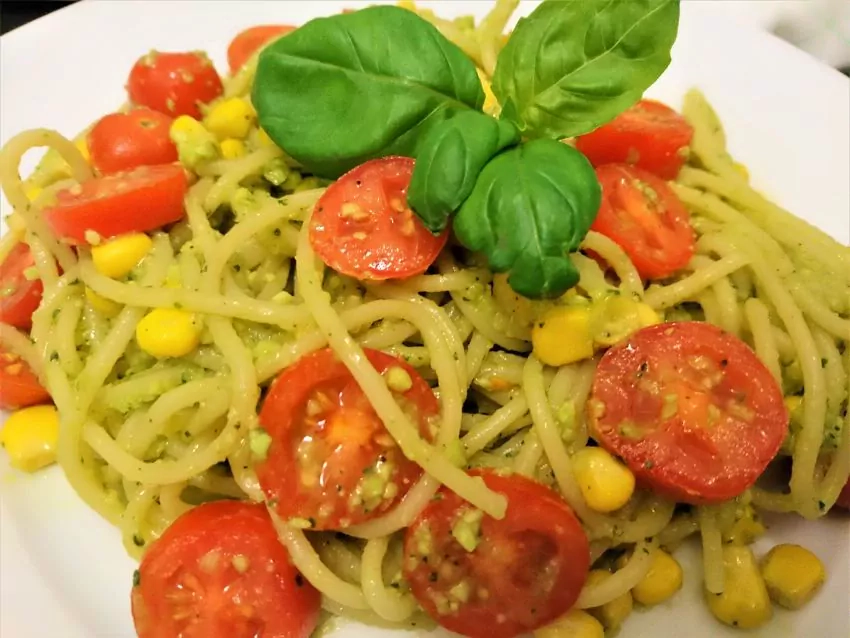 Веганские спагетти с соусом из авокадо и консервированной кукурузой