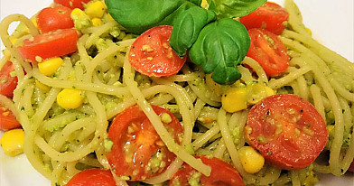 Веганские спагетти с соусом из авокадо и консервированной кукурузой