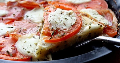 Пицца «Везувий» - быстрая пицца с моцареллой, помидорами и вяленой ветчиной