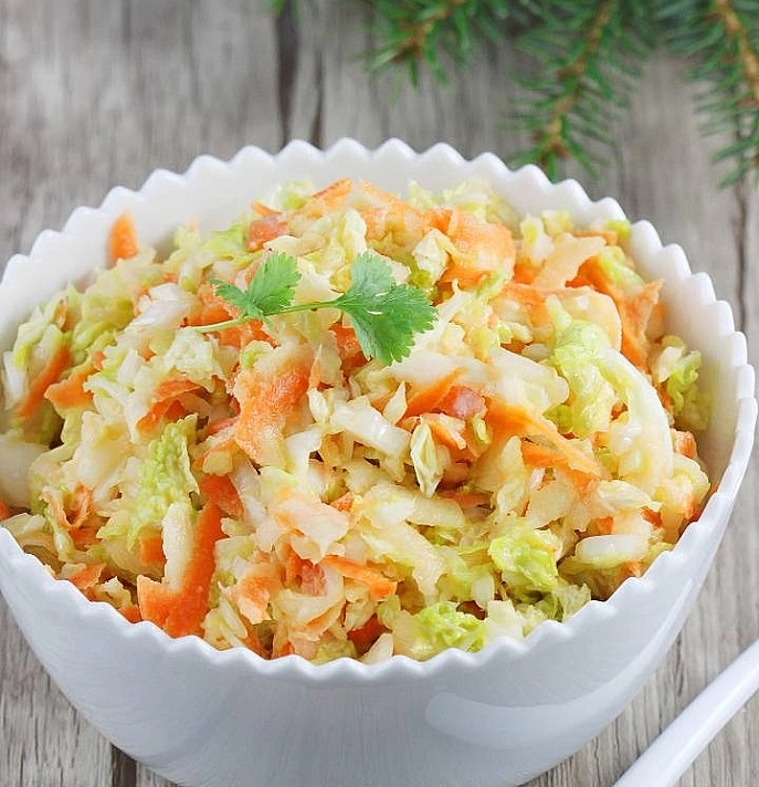 Салат из капусты быстрого приготовления со сметаной / кефирным соусом (без майонеза)