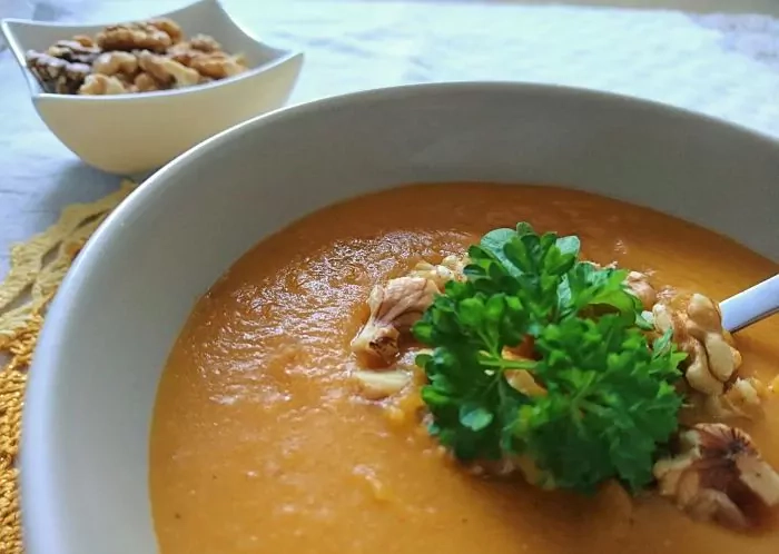 Суп-пюре из сладкого картофеля, моркови и чечевицы