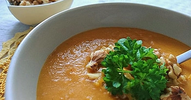 Суп-пюре из сладкого картофеля, моркови и чечевицы