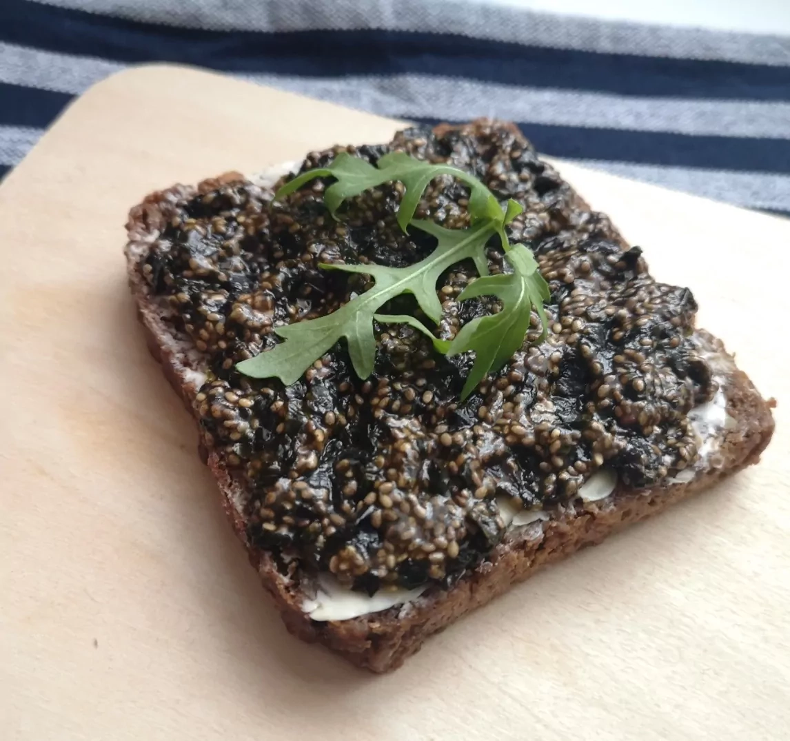 Veganiškus ikrai iš chia sėklų, sojos padažo, ir nori lapų