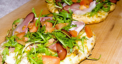Tango mini picos su kumpiu, gražgarstėmis, pomidorais ir sūriu