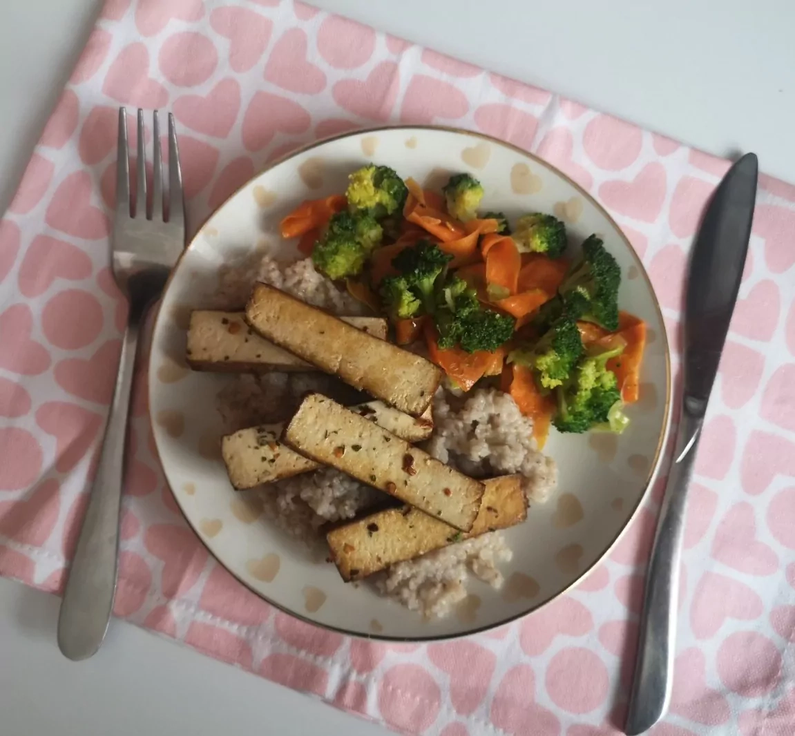 Маринованный тофу с брокколи, морковью, луком-пореем и перловой кашей (веганское блюдо)