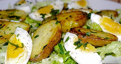 Sočios salotos su virtais kiaušiniais ir keptomis bulvėmis