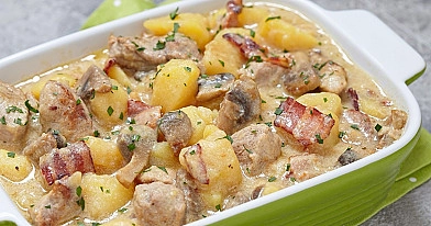 Тушеная курица, картофель и шампиньоны