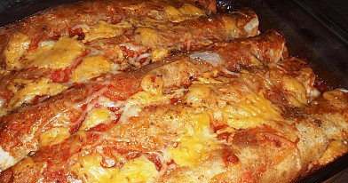 Энчилада с курицей - лепешки с начинкой, обжаренные с соусом