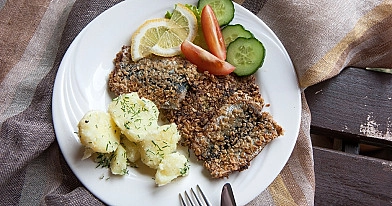 Жареная салака с овсянкой и пастой из зелени