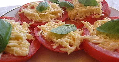 Пикантная закуска из помидоров