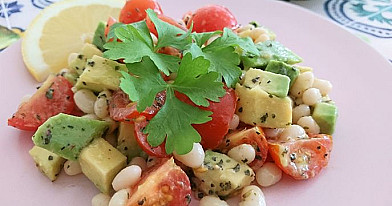 Sočios veganiškos baltųjų pupelių, avokadų ir pomidorų salotos