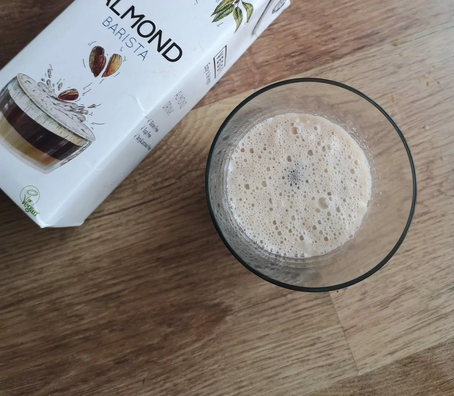 Šalta veganiška kava su migdolų pienu