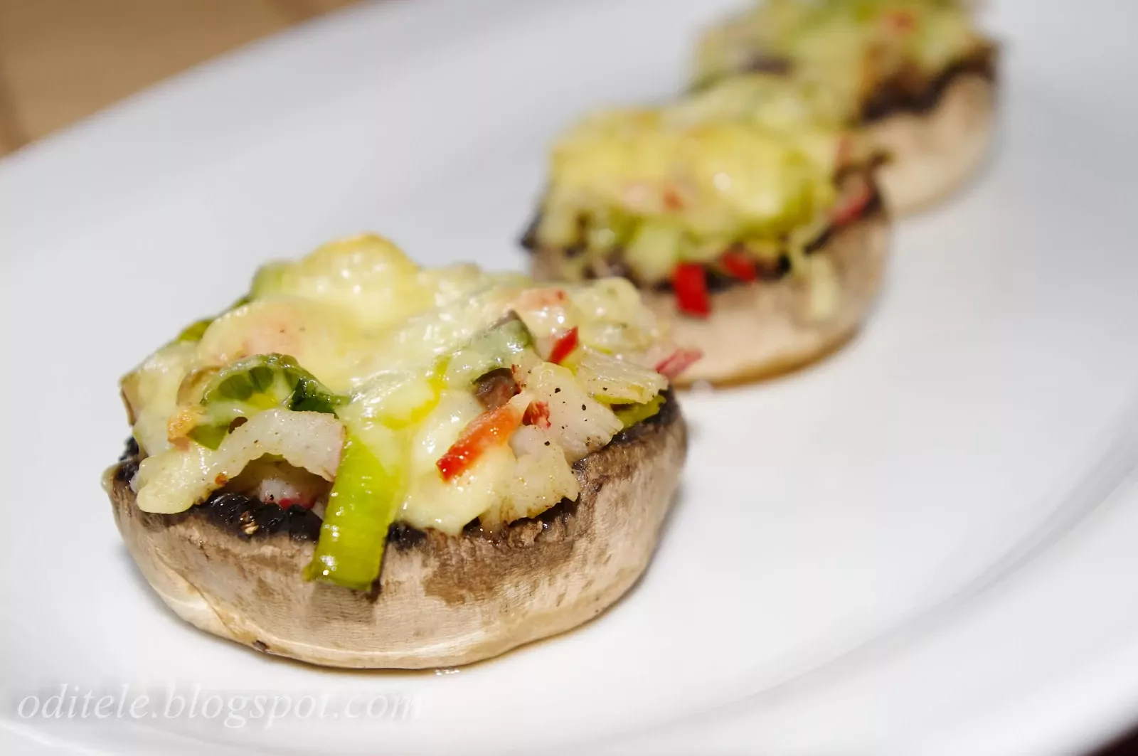 Vegetariški įdaryti pievagrybiai su krabų lazdelėmis, porais ir sūriu