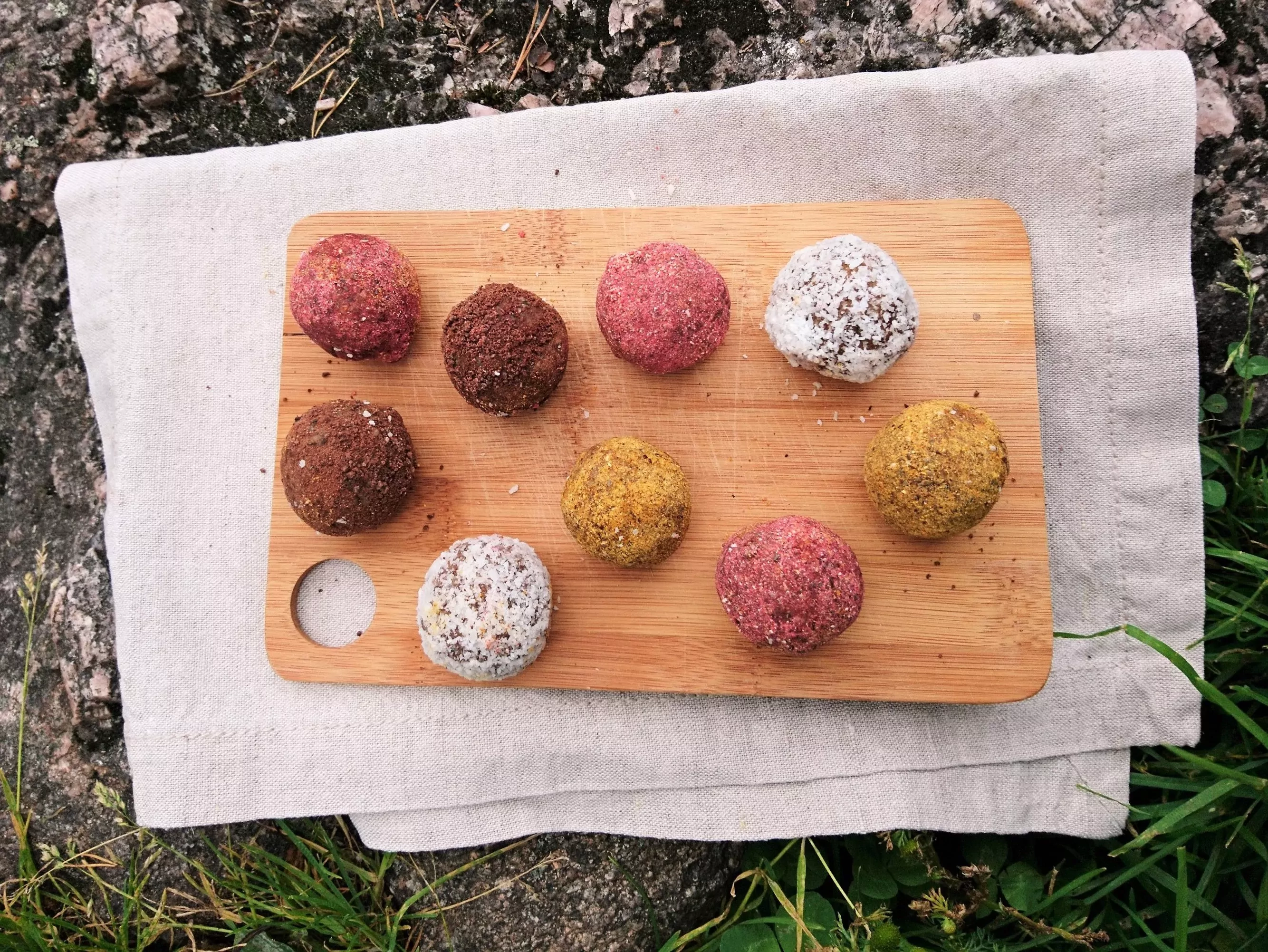 Burbuliukai rutuliukai - sveikas desertas be glitimo iš datulių, su riešutų sviestu