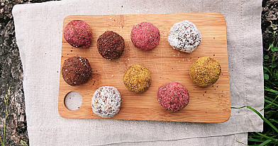 Энергетические шарики (Energy balls) - полезный безглютеновый десерт из фиников с арахисовой пастой