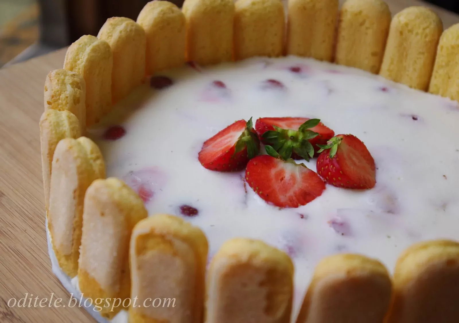 Gaivus nekeptas jogurtinis braškių tortas su Damų pirštelių sausainiais